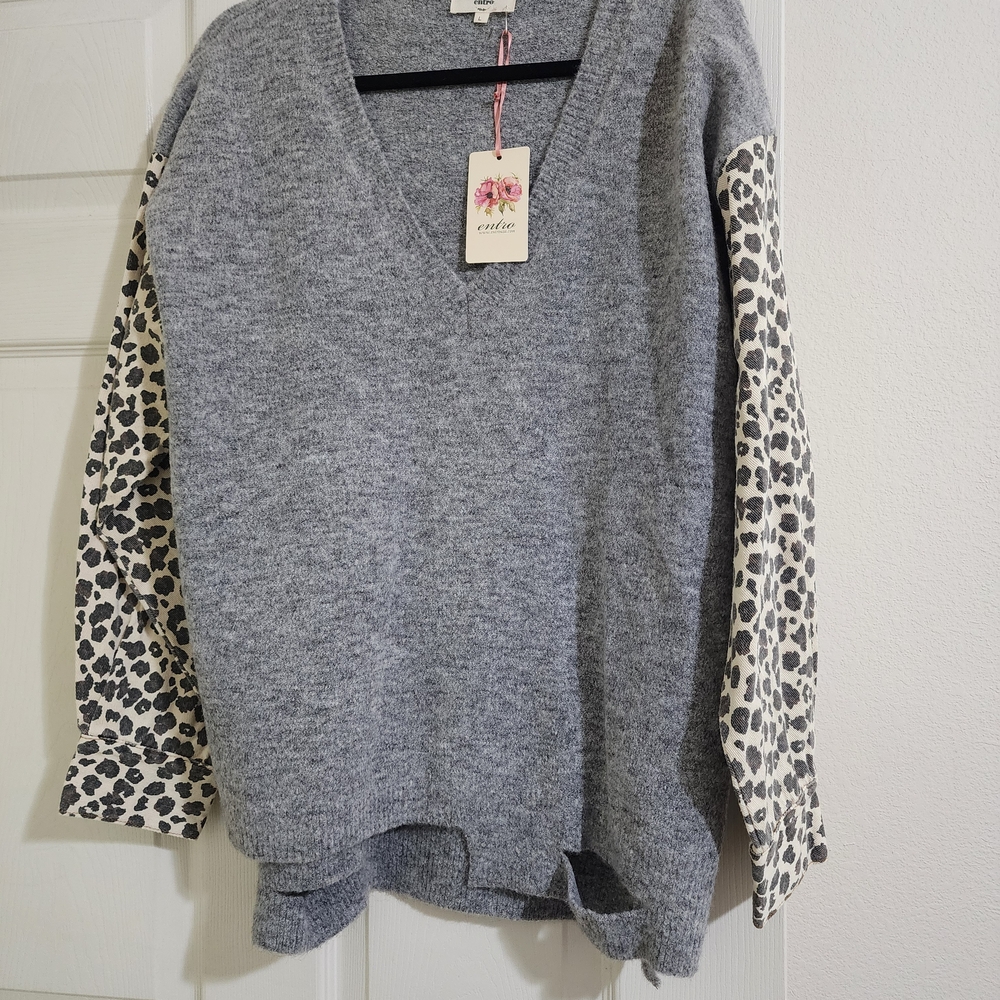 Entro Gray V-Neck Sweater with Leopard Print Sleeves In Denim Size L NWT